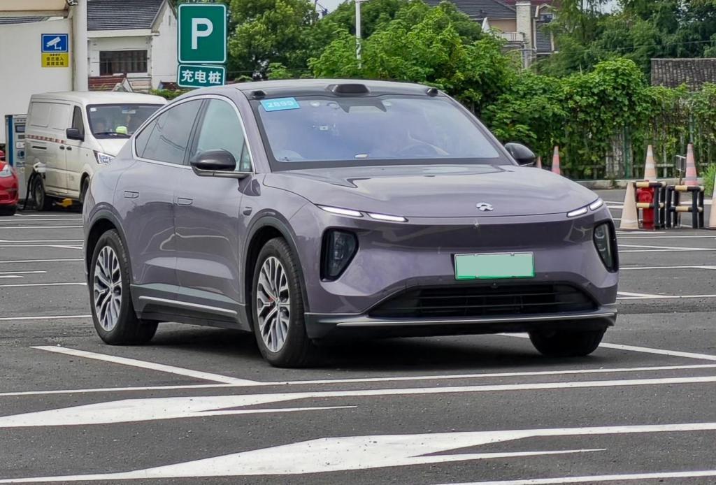 全新蔚来 EC6 实车曝光：溜背轿跑 SUV 造型，预计成都车展上市