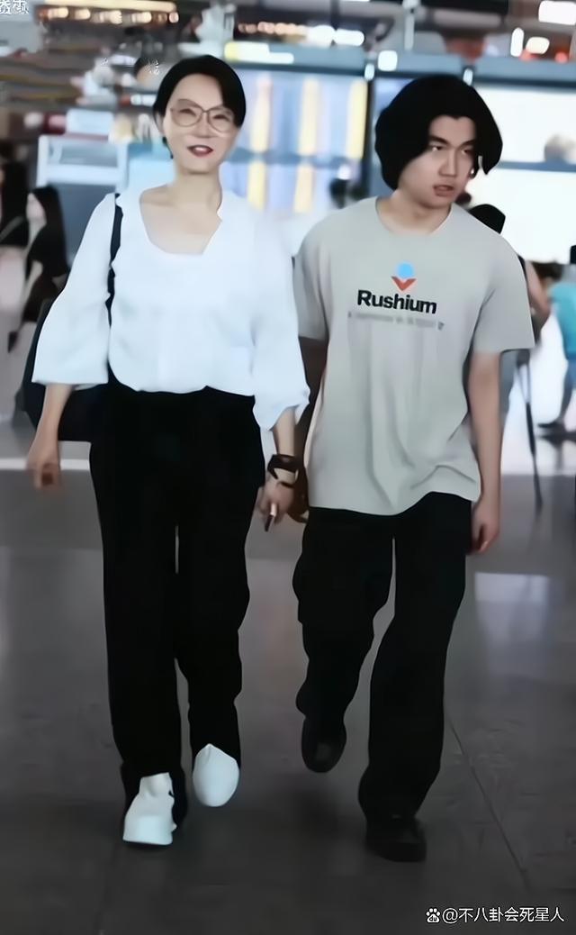 陈数接20岁继子回国，儿子与她齐平，曾为继子放弃生育