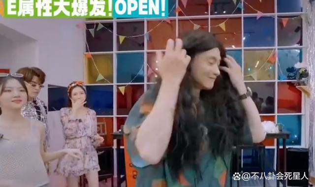 42岁朱丹疑似高龄怀三胎，跟周一围秀恩爱，却被嘲摆拍