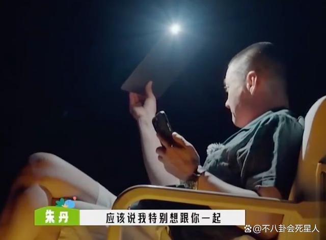 42岁朱丹疑似高龄怀三胎，跟周一围秀恩爱，却被嘲摆拍