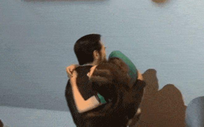 62岁费翔当众公主抱女演员转圈，女方小鸟依人，路演现场尖叫不断