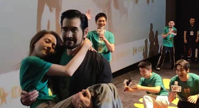 62岁费翔当众公主抱女演员转圈，女方小鸟依人，路演现场尖叫不断