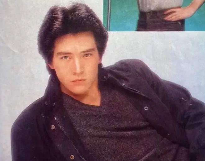 62岁费翔当众公主抱女演员转圈，女方小鸟依人，路演现场尖叫不断