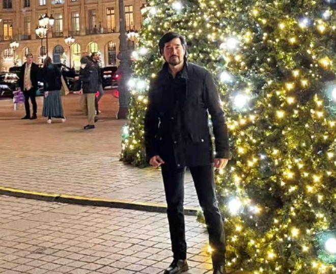 62岁费翔当众公主抱女演员转圈，女方小鸟依人，路演现场尖叫不断