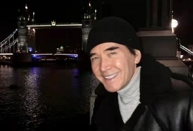 62岁费翔当众公主抱女演员转圈，女方小鸟依人，路演现场尖叫不断