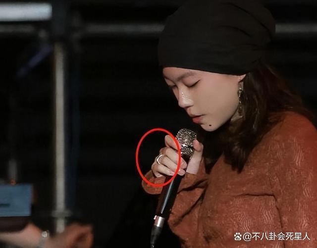 与女导演传婚讯？窦靖童身处沼泽，却活成最自由的星二代