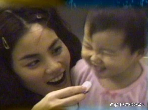 与女导演传婚讯？窦靖童身处沼泽，却活成最自由的星二代