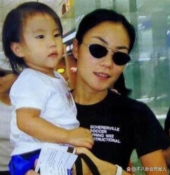 与女导演传婚讯？窦靖童身处沼泽，却活成最自由的星二代