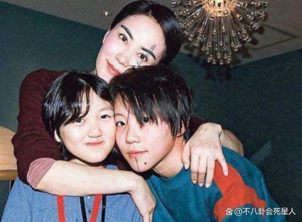 与女导演传婚讯？窦靖童身处沼泽，却活成最自由的星二代