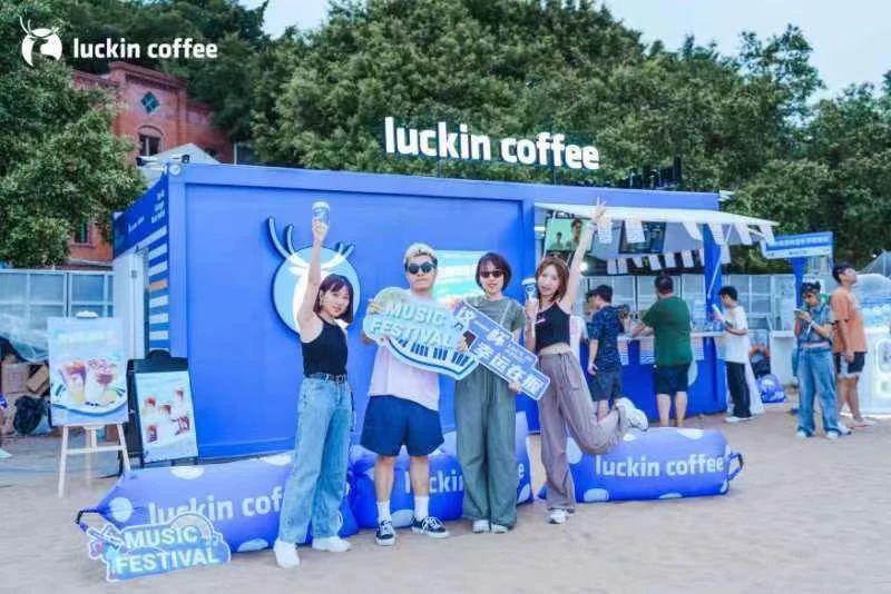 9.9元的咖啡一大把，「万店瑞幸」只有一个