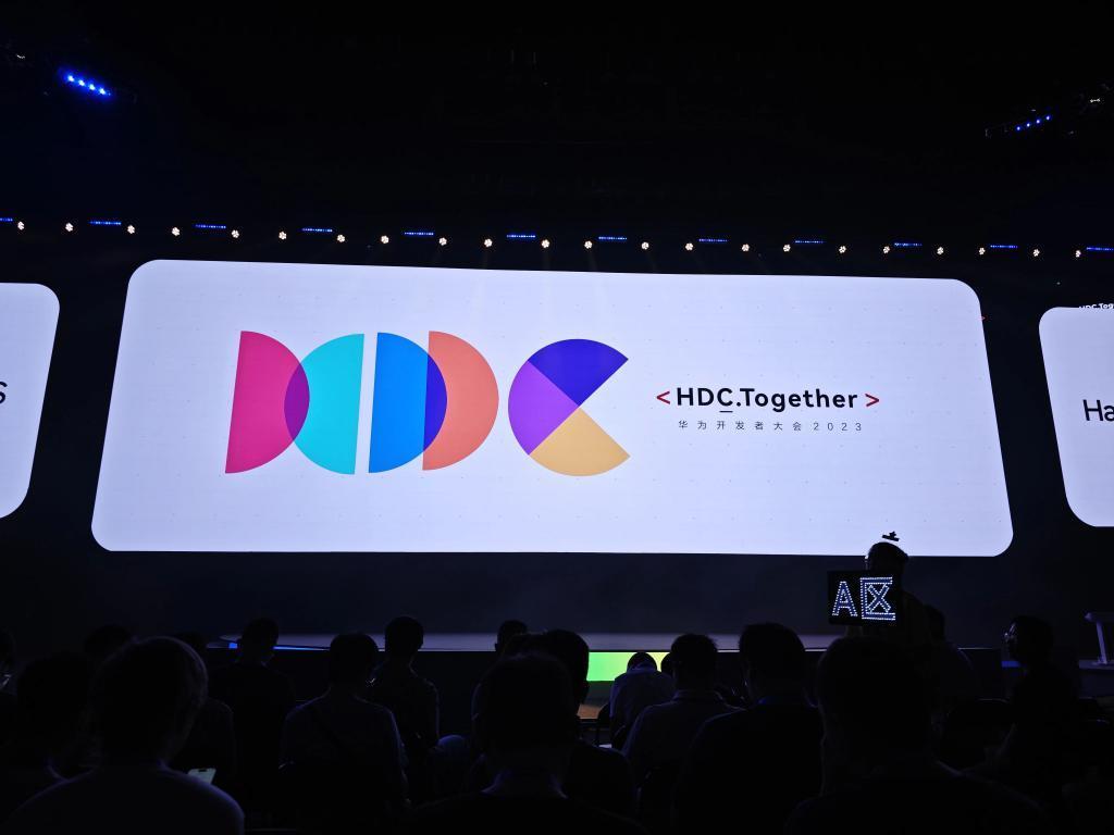 用上了大模型的鸿蒙4，是我见过最有个性的一代。