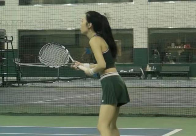 李咏21岁女儿法图麦越长越美，打网球肌肉线条吸睛，素颜皮肤白皙