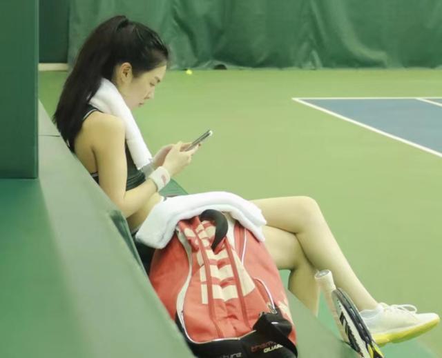 李咏21岁女儿法图麦越长越美，打网球肌肉线条吸睛，素颜皮肤白皙