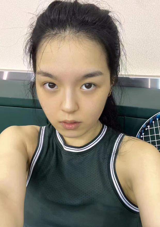 李咏21岁女儿法图麦越长越美，打网球肌肉线条吸睛，素颜皮肤白皙
