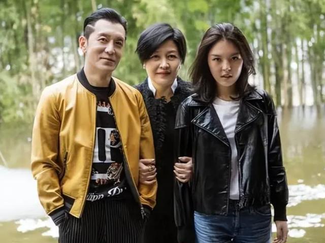 李咏21岁女儿法图麦越长越美，打网球肌肉线条吸睛，素颜皮肤白皙