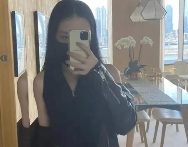 李咏21岁女儿法图麦越长越美，打网球肌肉线条吸睛，素颜皮肤白皙