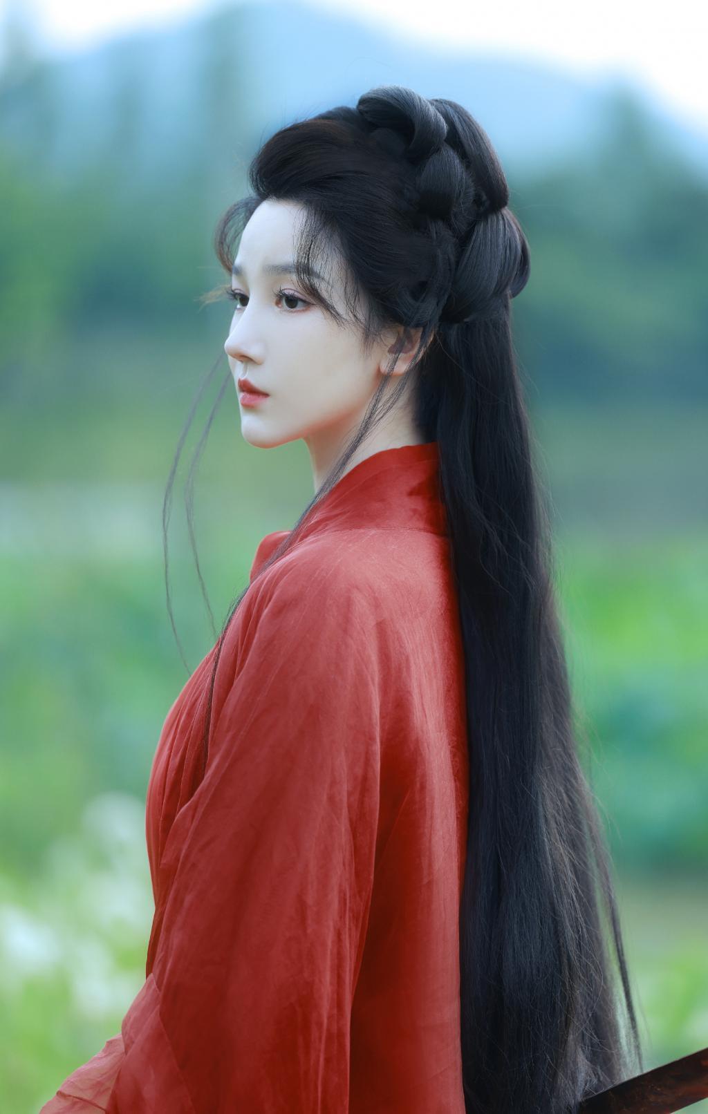 陈小纭古装造型曝光，一袭红衣，繁花似锦
