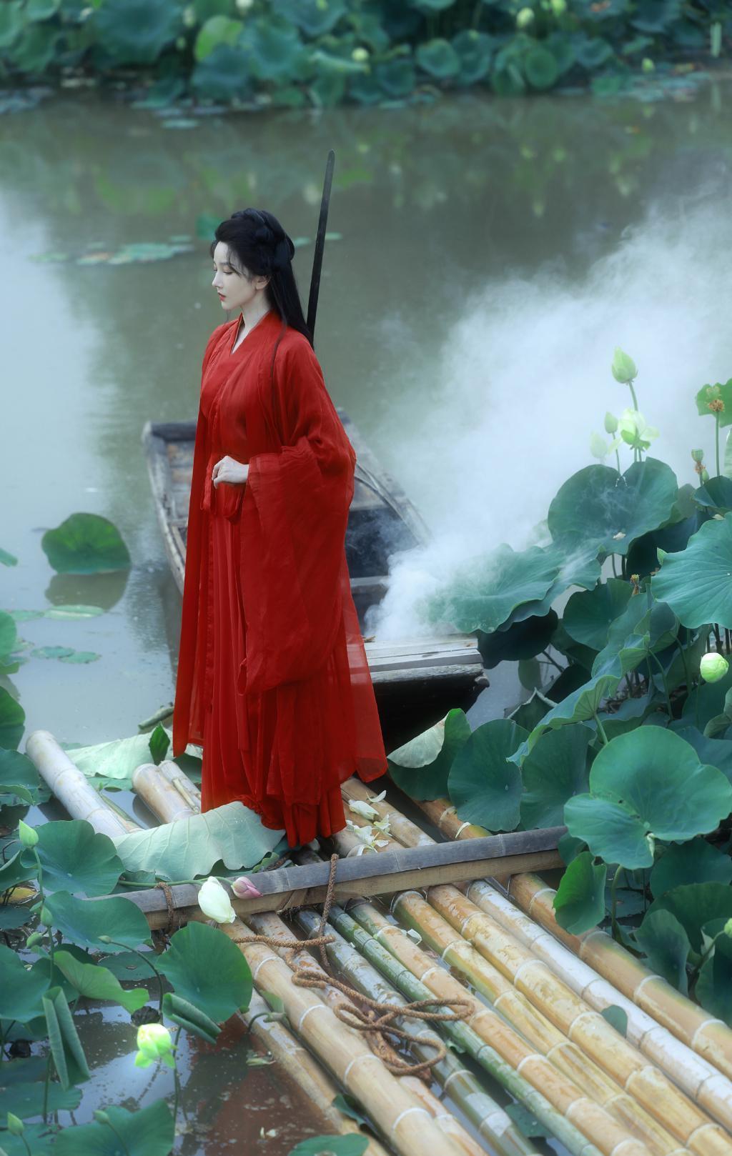 陈小纭古装造型曝光，一袭红衣，繁花似锦