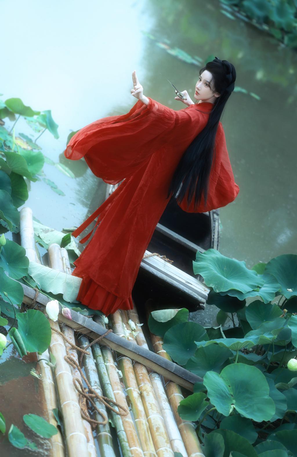 陈小纭古装造型曝光，一袭红衣，繁花似锦