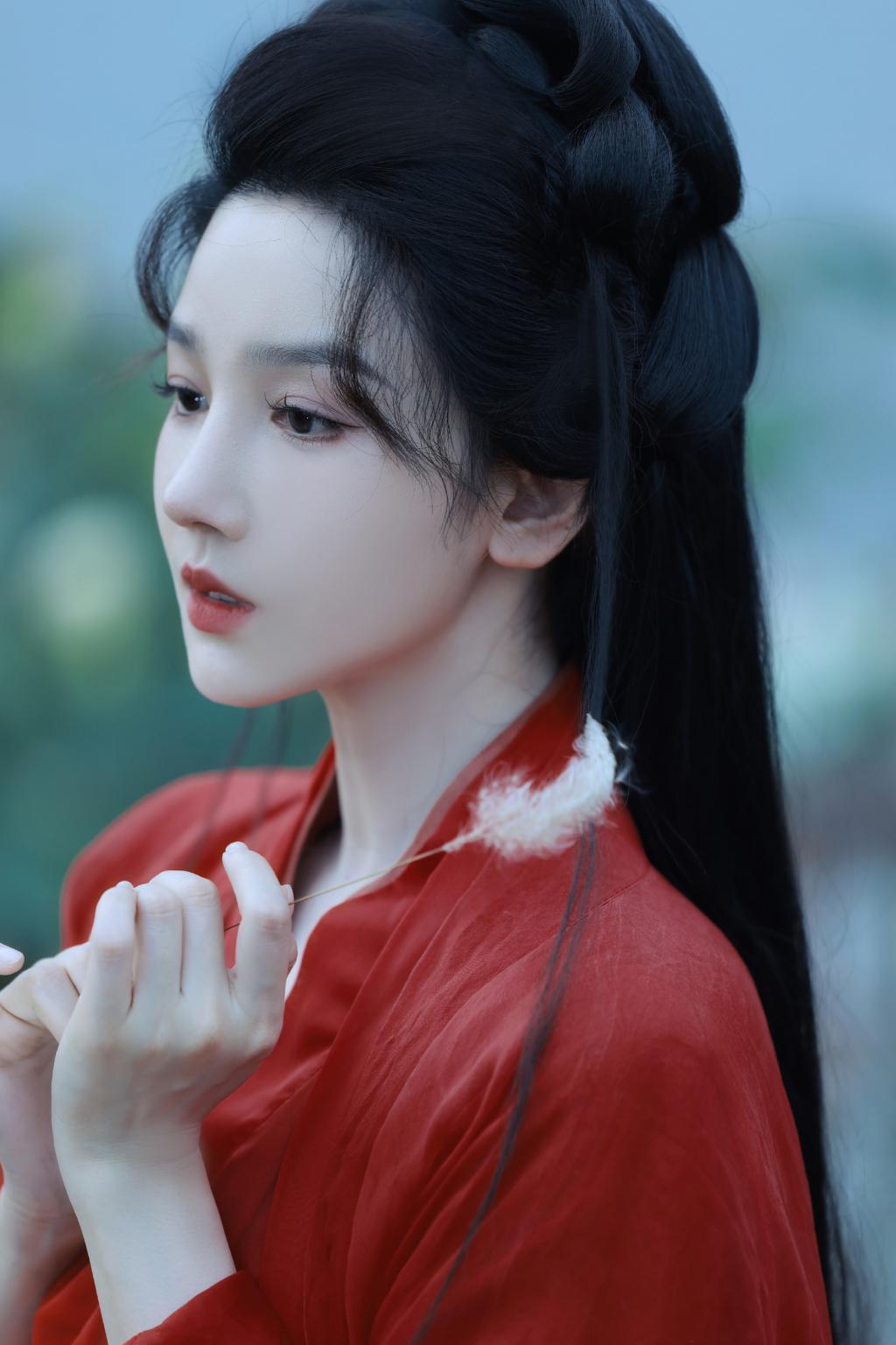 陈小纭古装造型曝光，一袭红衣，繁花似锦