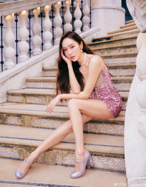 郑秀妍大片曝光，粉色吊带亮片短裙妩媚十足