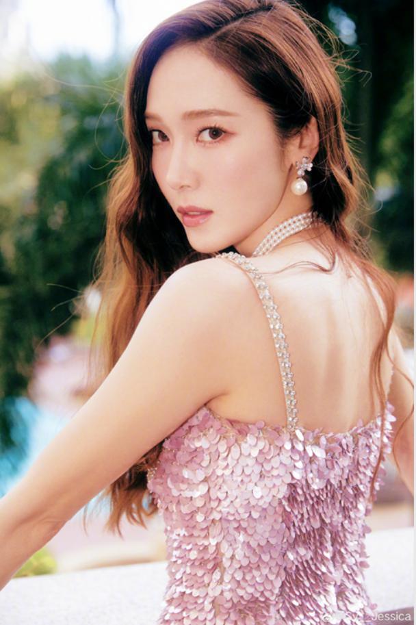 郑秀妍大片曝光，粉色吊带亮片短裙妩媚十足