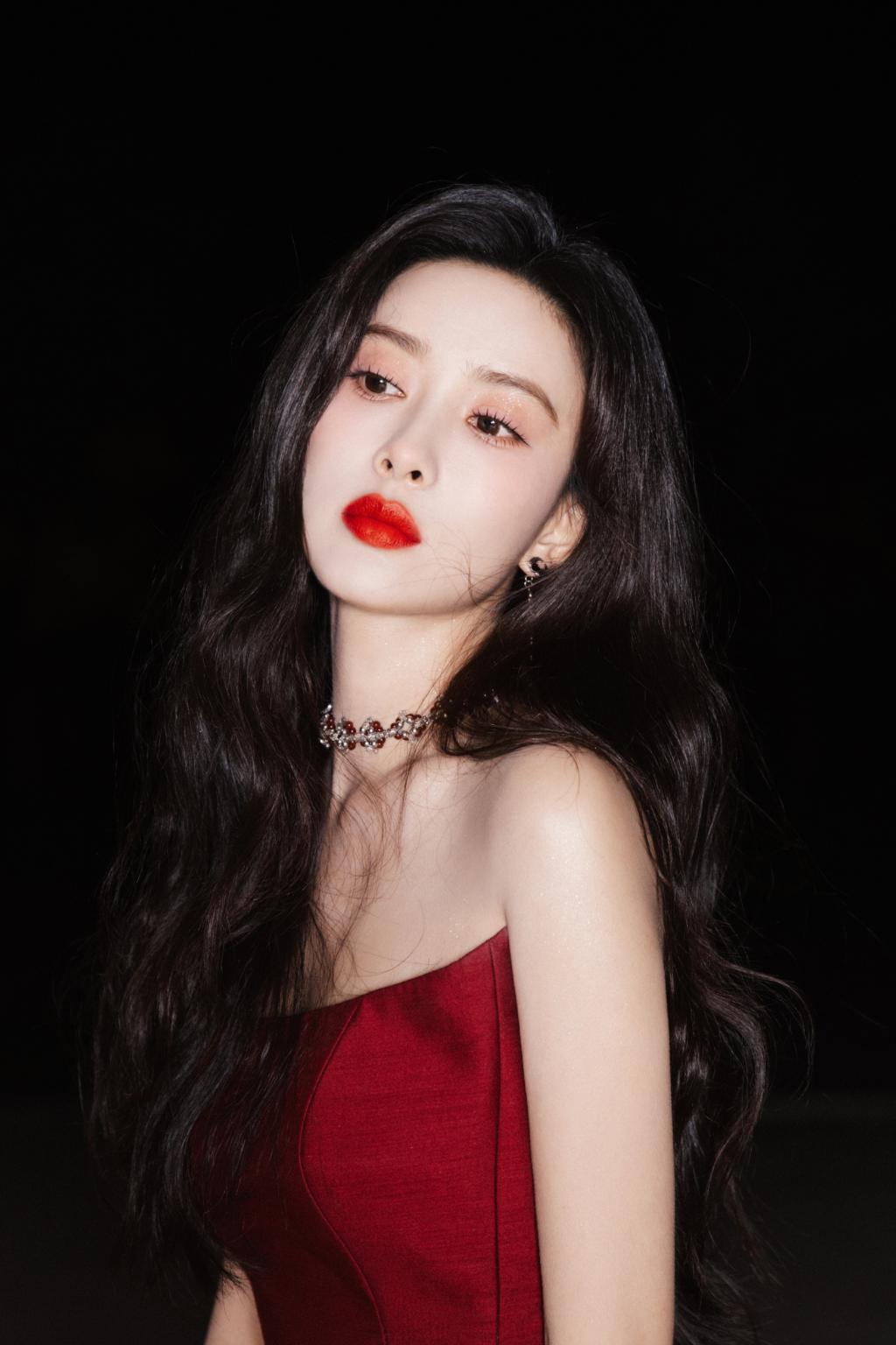 孟子义一袭红裙翩翩，美丽跃然光影之间