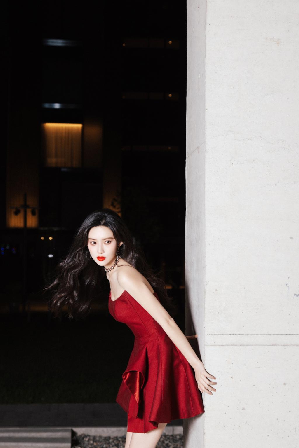 孟子义一袭红裙翩翩，美丽跃然光影之间