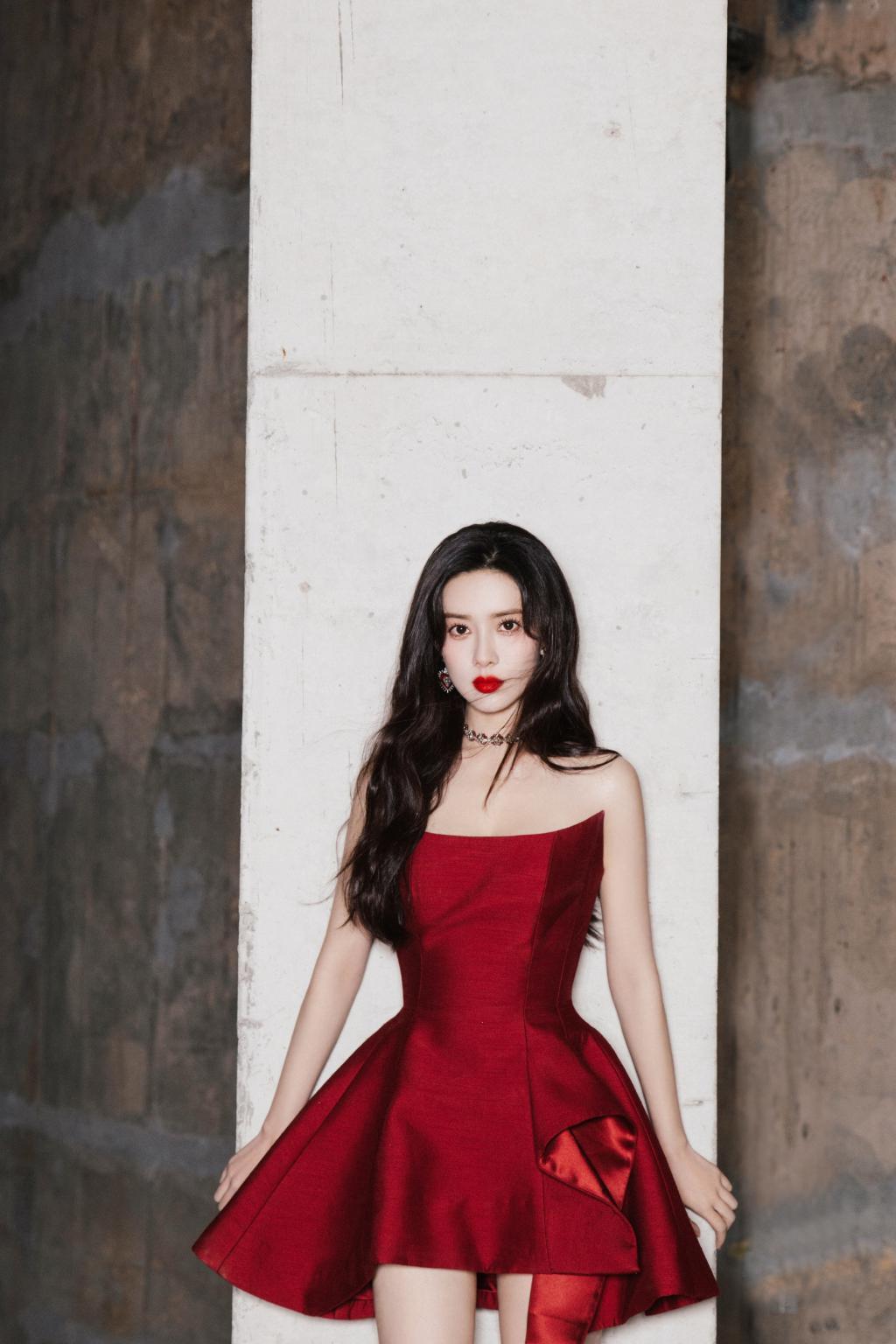 孟子义一袭红裙翩翩，美丽跃然光影之间