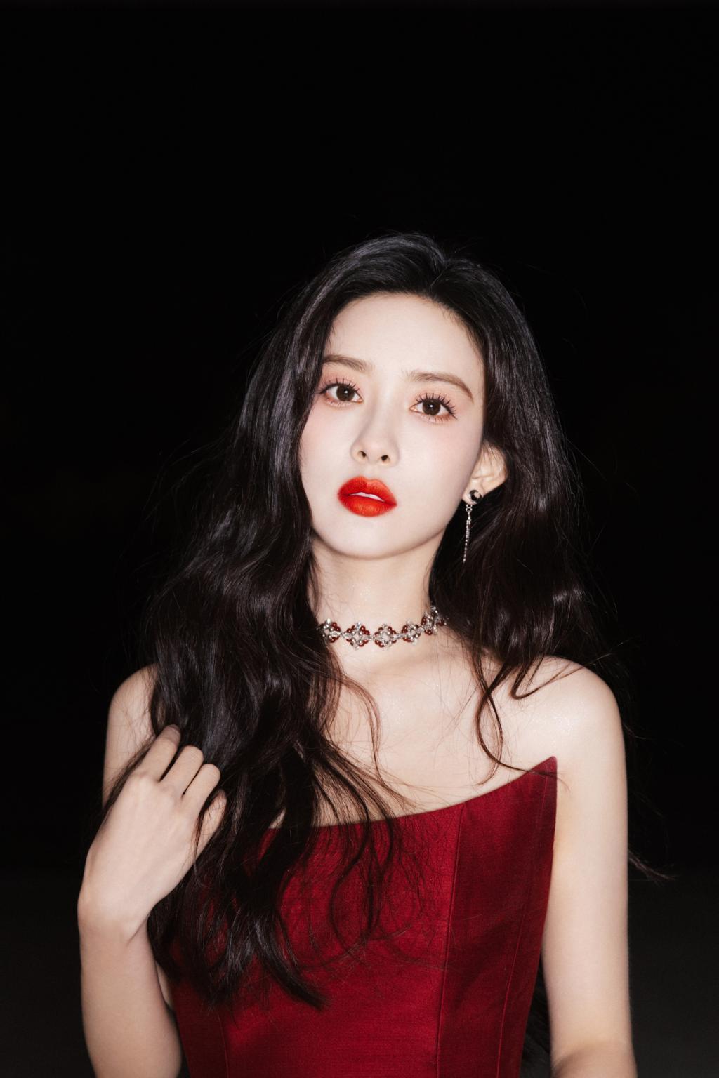 孟子义一袭红裙翩翩，美丽跃然光影之间