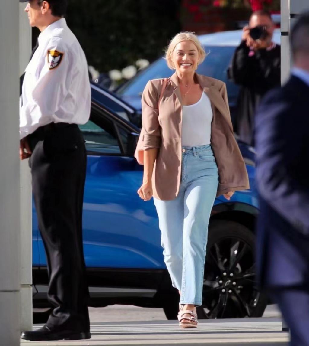 狂卖 40 亿美元，“丑鞋”拿捏00后