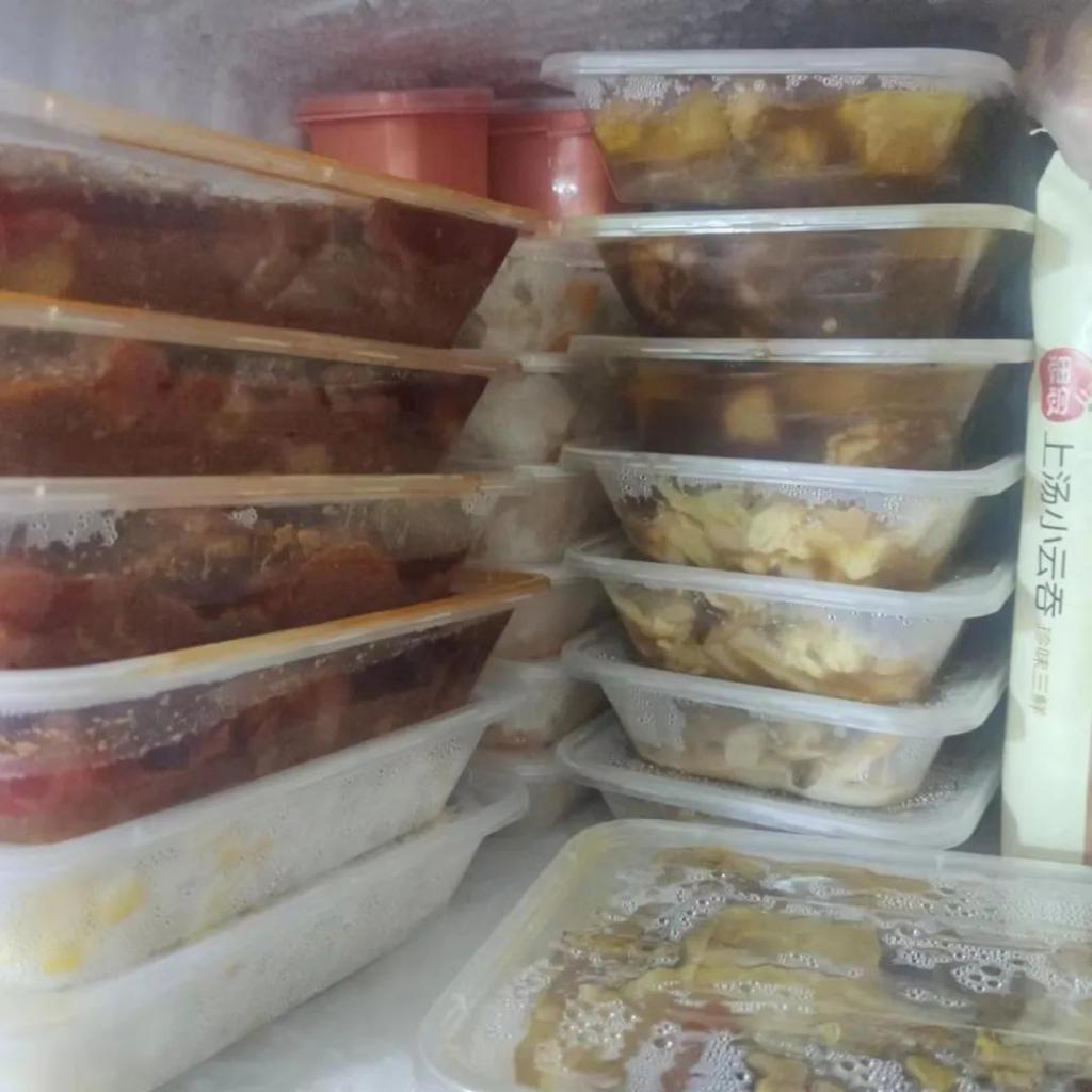 做一次饭吃一周，点不起外卖的年轻人开始自制「预制菜」