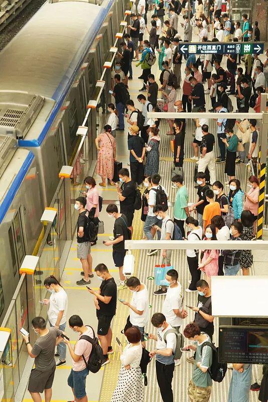 一线城市的「限时亲密」：为了省钱，我和陌生人拼床合租