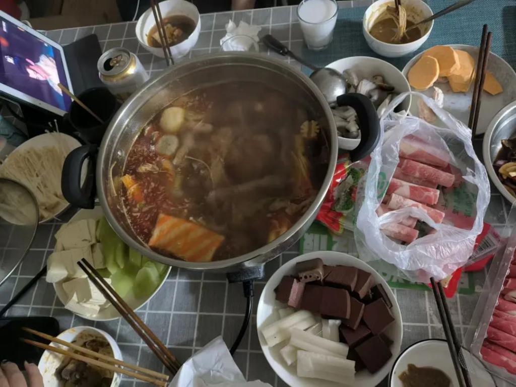 一线城市的「限时亲密」：为了省钱，我和陌生人拼床合租