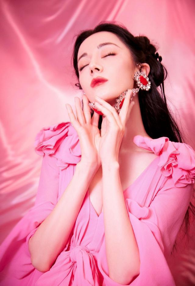 迪丽热巴粉红芭比可爱暴击 举手投足间洋溢活力与个性