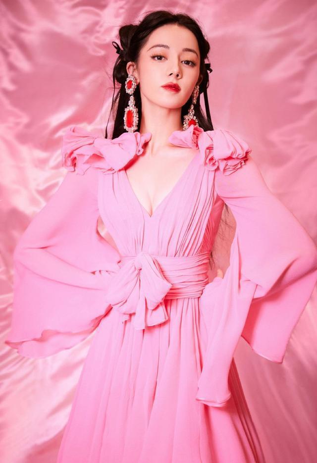 迪丽热巴粉红芭比可爱暴击 举手投足间洋溢活力与个性