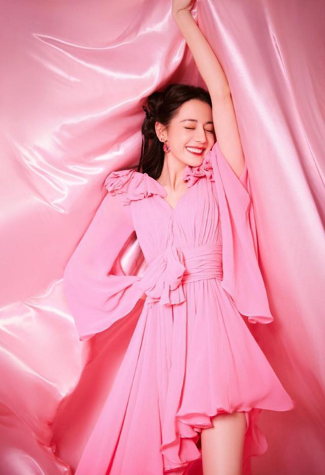 迪丽热巴粉红芭比可爱暴击 举手投足间洋溢活力与个性
