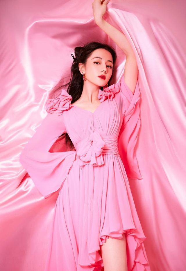 迪丽热巴粉红芭比可爱暴击 举手投足间洋溢活力与个性