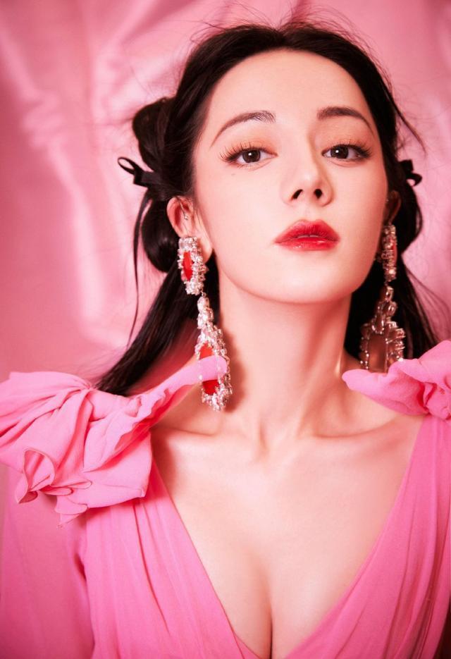迪丽热巴粉红芭比可爱暴击 举手投足间洋溢活力与个性