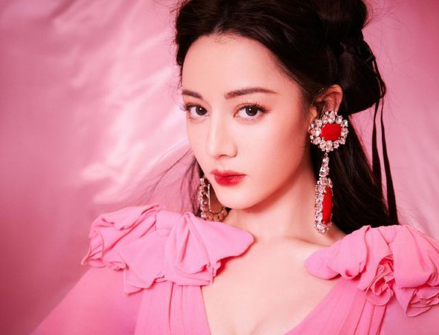 迪丽热巴粉红芭比可爱暴击 举手投足间洋溢活力与个性