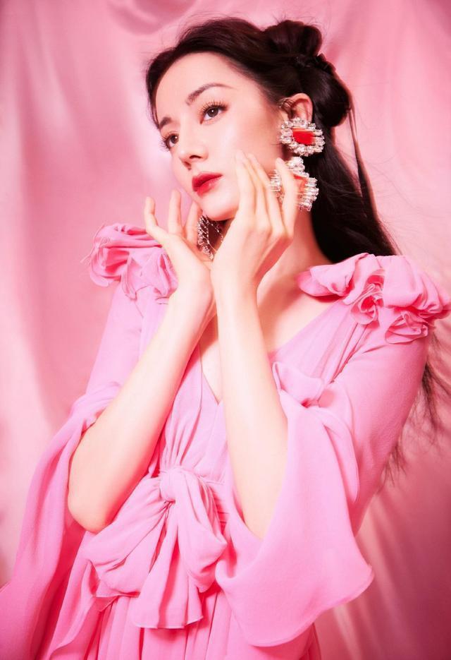 迪丽热巴粉红芭比可爱暴击 举手投足间洋溢活力与个性