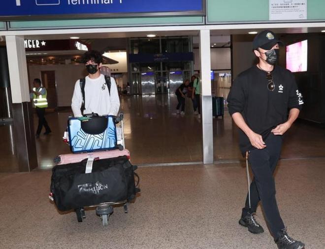 谢霆锋与16岁长子合体返港，机场晒温馨父子情，细节尽显严父家教