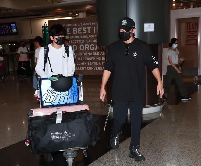 谢霆锋与16岁长子合体返港，机场晒温馨父子情，细节尽显严父家教