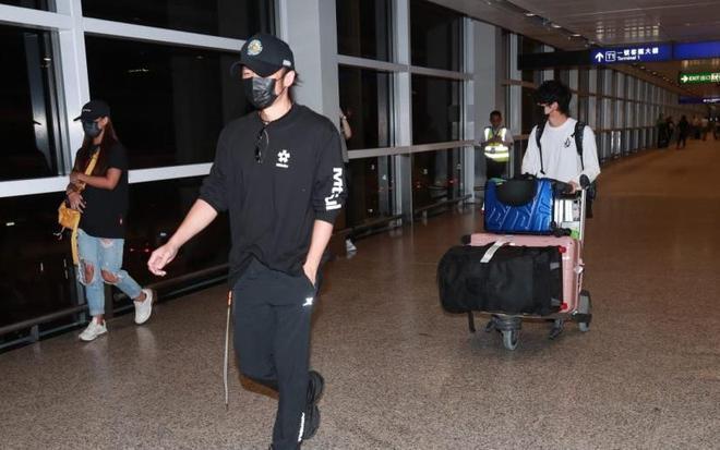 谢霆锋与16岁长子合体返港，机场晒温馨父子情，细节尽显严父家教