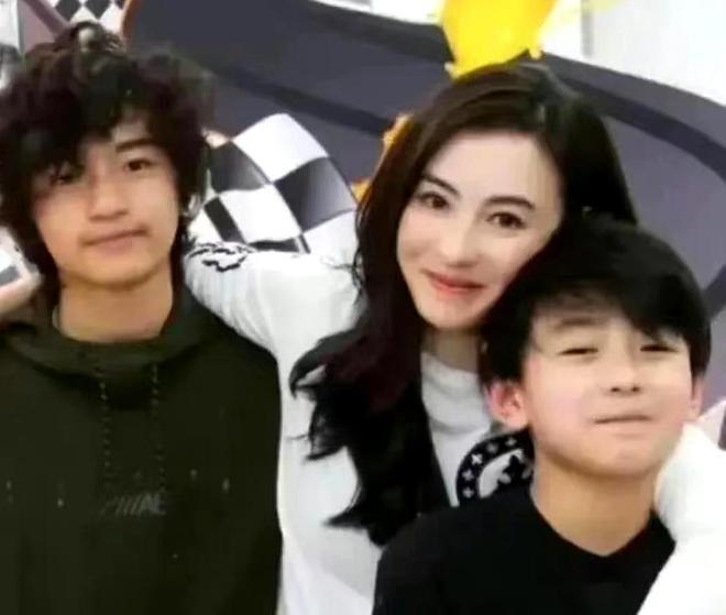 谢霆锋与16岁长子合体返港，机场晒温馨父子情，细节尽显严父家教