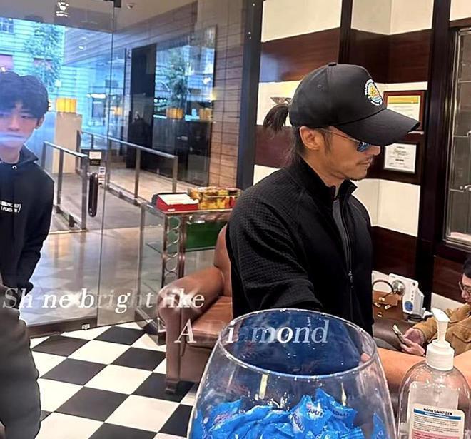 谢霆锋与16岁长子合体返港，机场晒温馨父子情，细节尽显严父家教