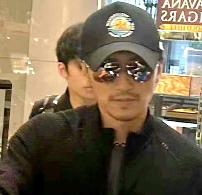 谢霆锋与16岁长子合体返港，机场晒温馨父子情，细节尽显严父家教