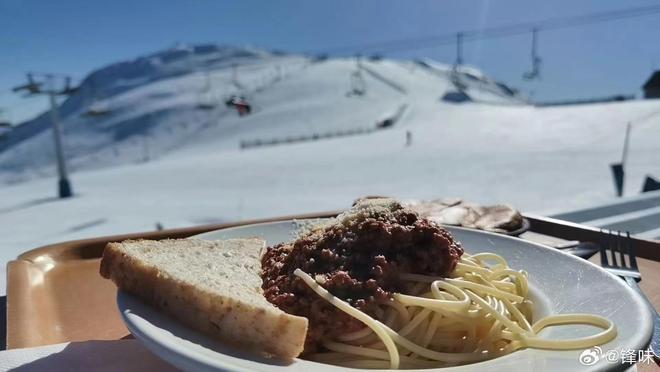 谢霆锋与16岁长子合体返港，机场晒温馨父子情，细节尽显严父家教
