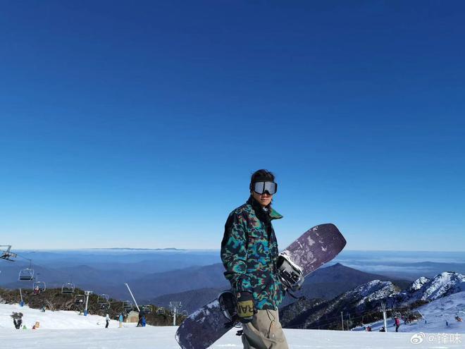 谢霆锋与16岁长子合体返港，机场晒温馨父子情，细节尽显严父家教