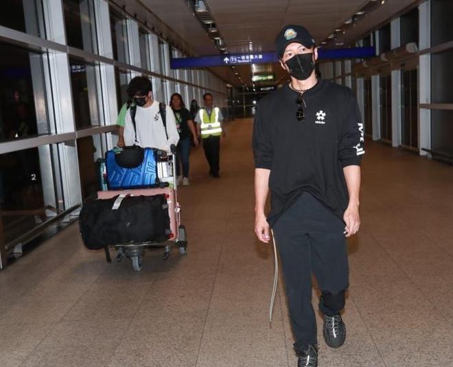 谢霆锋与16岁长子合体返港，机场晒温馨父子情，细节尽显严父家教